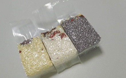 真空包裝袋為增加其性能通常采用多種材質(zhì)復(fù)合而成，常見的復(fù)合方法有：干法復(fù)合、擠出復(fù)合、共擠出復(fù)合、無溶劑復(fù)合、涂布復(fù)合、蒸鍍復(fù)合、熱熔膠復(fù)合等。其中干法復(fù)合是國內(nèi)復(fù)合真空包裝袋材料生產(chǎn)中應(yīng)用較為廣泛的，那么，真空包裝袋為什么大多采用干法復(fù)合？