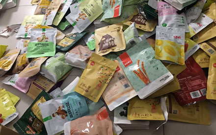 三只松鼠、良品鋪?zhàn)硬捎玫氖悄姆N食品包裝袋？